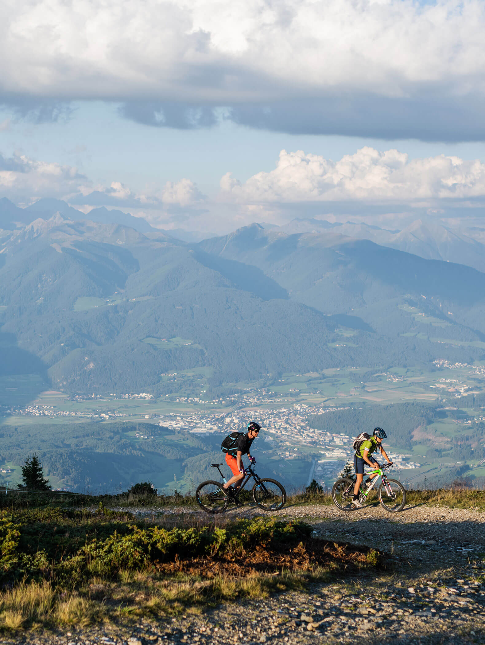 Zwei Radfahrer fahren mit ihren Mountainbikes auf einem felsigen Weg mit malerischen Bergen und einem Tal im Hintergrund. - Hotel B&B MyLiving