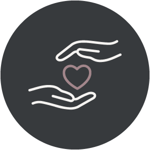 Zwei Hände, die ein umrandetes Herzsymbol umgeben, auf einem dunklen, kreisförmigen Hintergrund. - Hotel B&B MyLiving