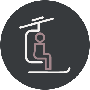 Symbol einer Person, die auf einem Skilift sitzt, dargestellt mit einfachen Linien auf einem dunklen runden Hintergrund. - Hotel B&B MyLiving