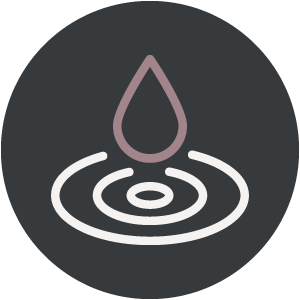 Ein Tropfen über plätscherndem Wasser, dargestellt mit einfachen Linien auf einem dunklen runden Hintergrund. - Hotel B&B MyLiving