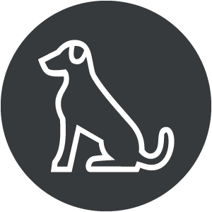 Weißer Umriss eines sitzenden Hundes auf einem dunkelgrauen, kreisförmigen Hintergrund. - Hotel B&B MyLiving