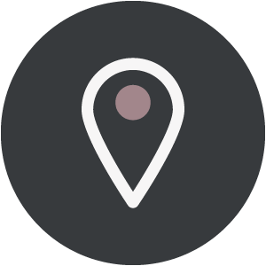 Weißes Landkartensymbol mit einem rosafarbenen Punkt im Inneren, zentriert auf einem dunkelgrauen, kreisförmigen Hintergrund. - Hotel B&B MyLiving