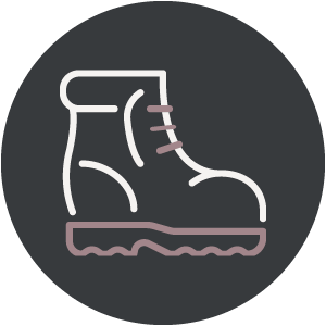 Einfache Strichzeichnung eines Wanderschuhs mit dunklem, kreisförmigem Hintergrund. - Hotel B&B MyLiving