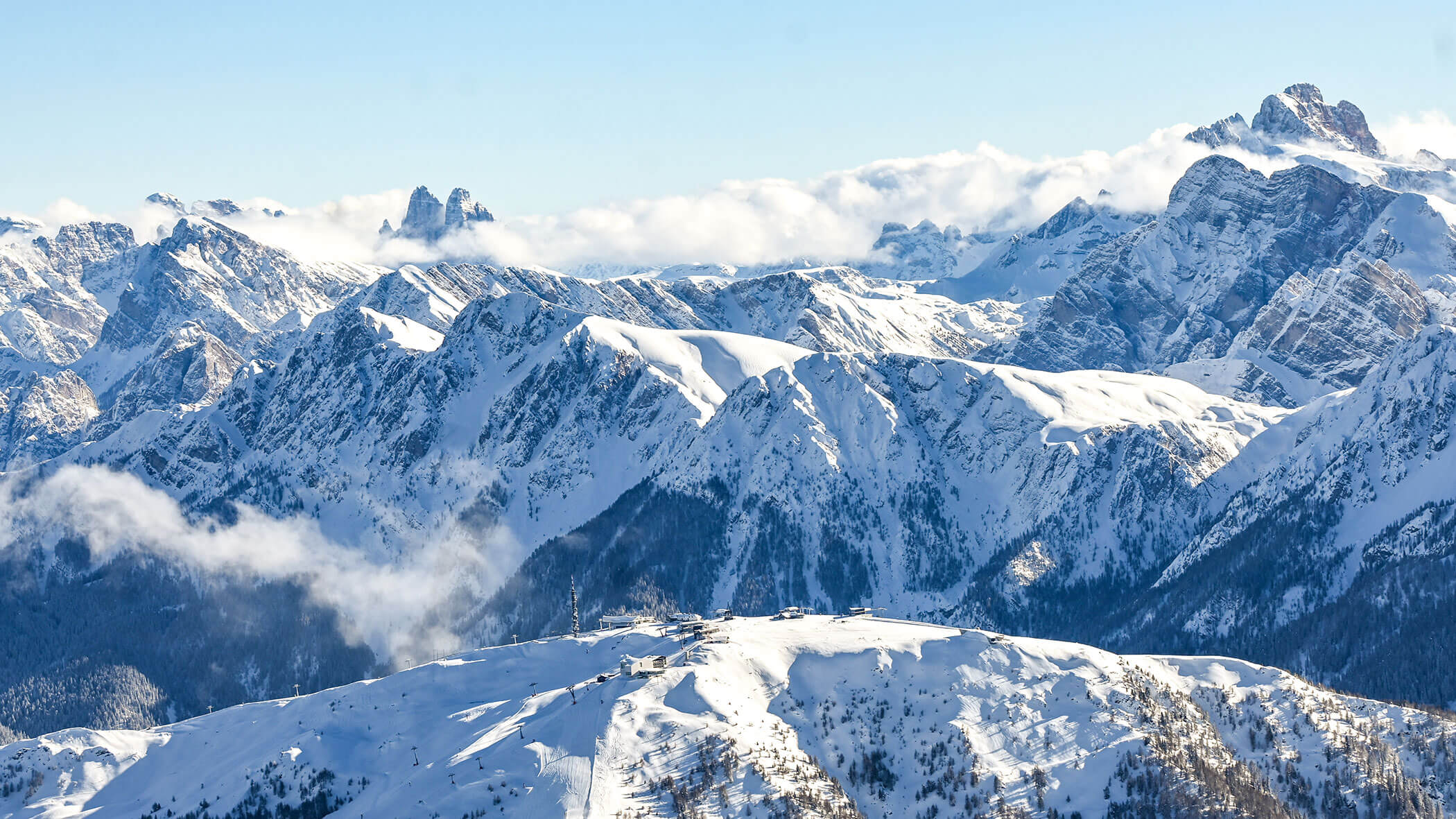 Schneebedecktes Gebirge mit schroffen Gipfeln und vereinzelten Wolken unter einem klaren blauen Himmel. - Hotel B&B MyLiving